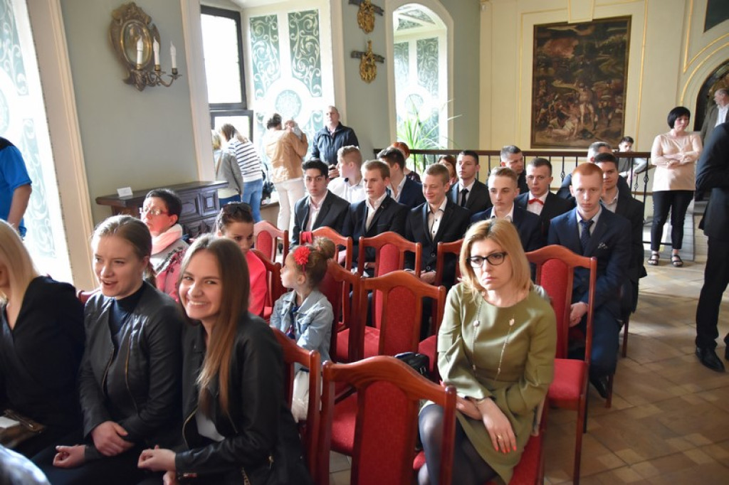 Maturzyści II LO w Brzegu odebrali świadectwa i wyróżnienia  [galeria zdjęć]