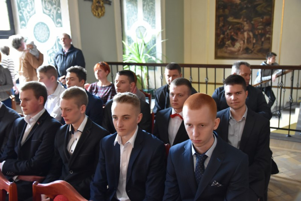 Maturzyści II LO w Brzegu odebrali świadectwa i wyróżnienia  [galeria zdjęć]