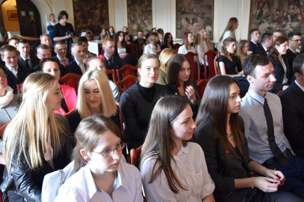 Maturzyści II LO w Brzegu odebrali świadectwa i wyróżnienia  [galeria zdjęć]