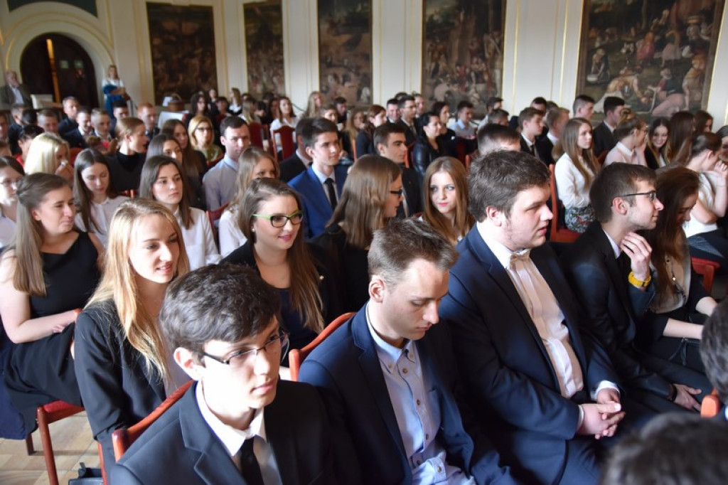Maturzyści II LO w Brzegu odebrali świadectwa i wyróżnienia  [galeria zdjęć]