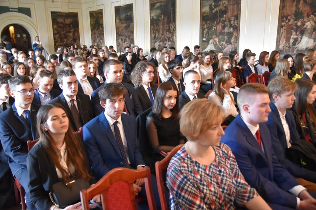 Maturzyści II LO w Brzegu odebrali świadectwa i wyróżnienia  [galeria zdjęć]