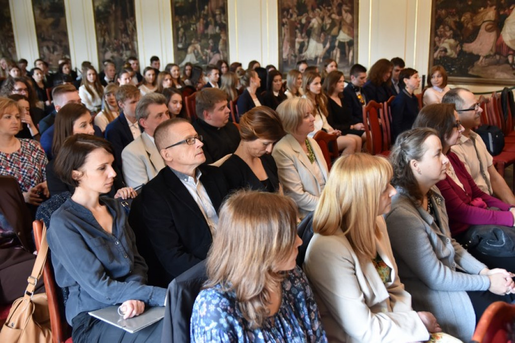 Maturzyści II LO w Brzegu odebrali świadectwa i wyróżnienia  [galeria zdjęć]