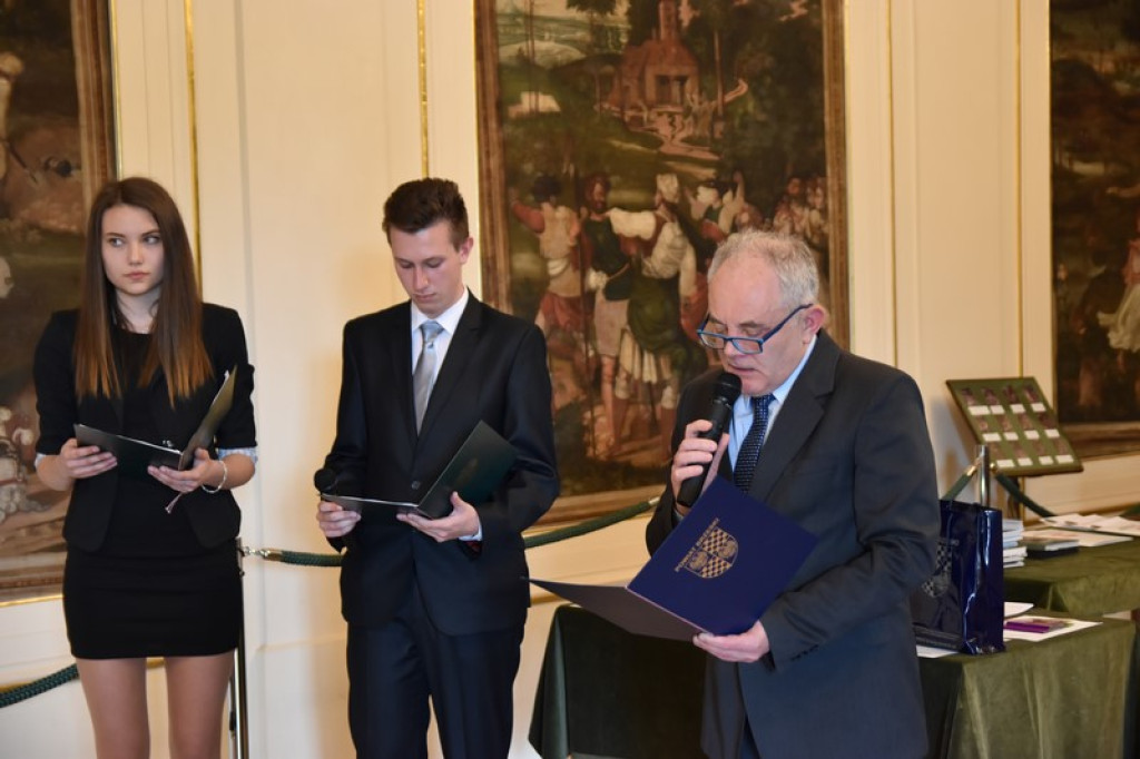 Maturzyści II LO w Brzegu odebrali świadectwa i wyróżnienia  [galeria zdjęć]