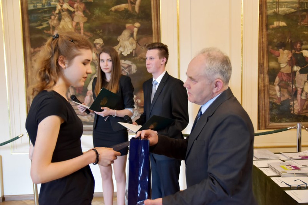 Maturzyści II LO w Brzegu odebrali świadectwa i wyróżnienia  [galeria zdjęć]