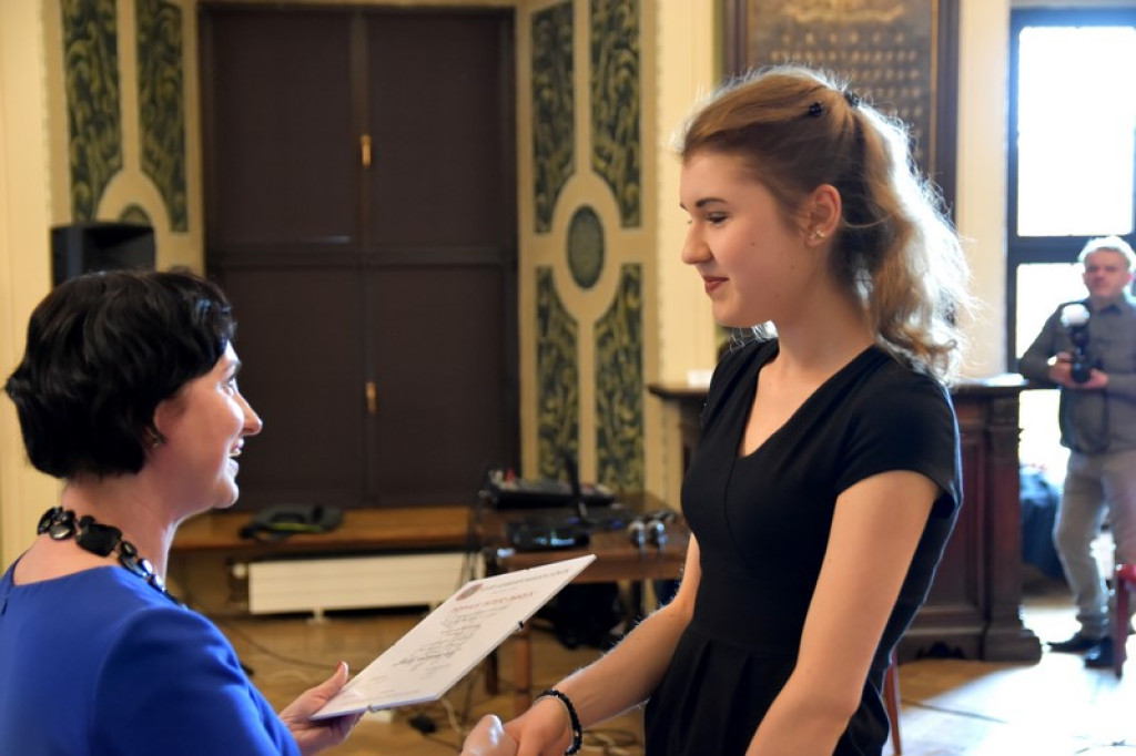 Maturzyści II LO w Brzegu odebrali świadectwa i wyróżnienia  [galeria zdjęć]