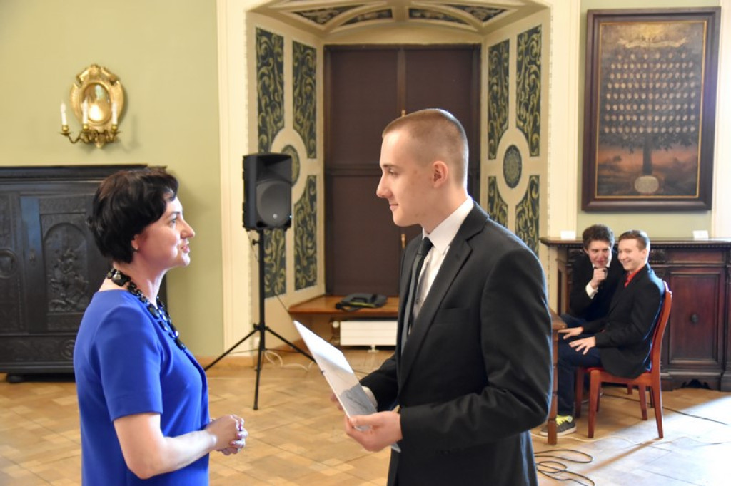 Maturzyści II LO w Brzegu odebrali świadectwa i wyróżnienia  [galeria zdjęć]