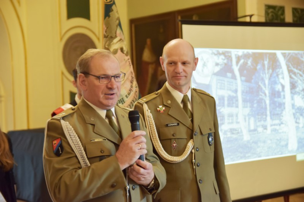 Maturzyści II LO w Brzegu odebrali świadectwa i wyróżnienia  [galeria zdjęć]