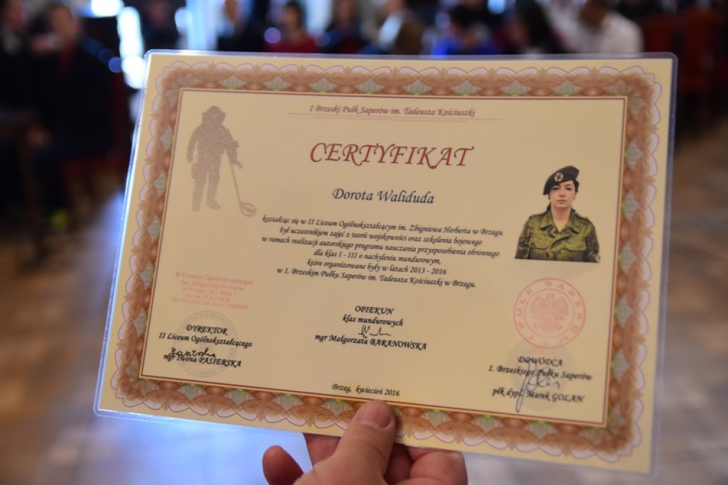 Maturzyści II LO w Brzegu odebrali świadectwa i wyróżnienia  [galeria zdjęć]