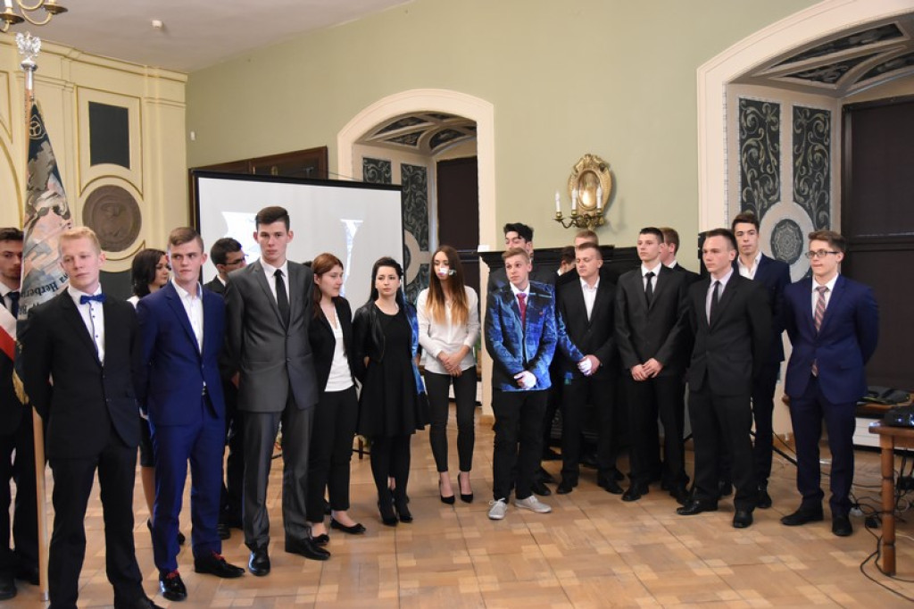 Maturzyści II LO w Brzegu odebrali świadectwa i wyróżnienia  [galeria zdjęć]