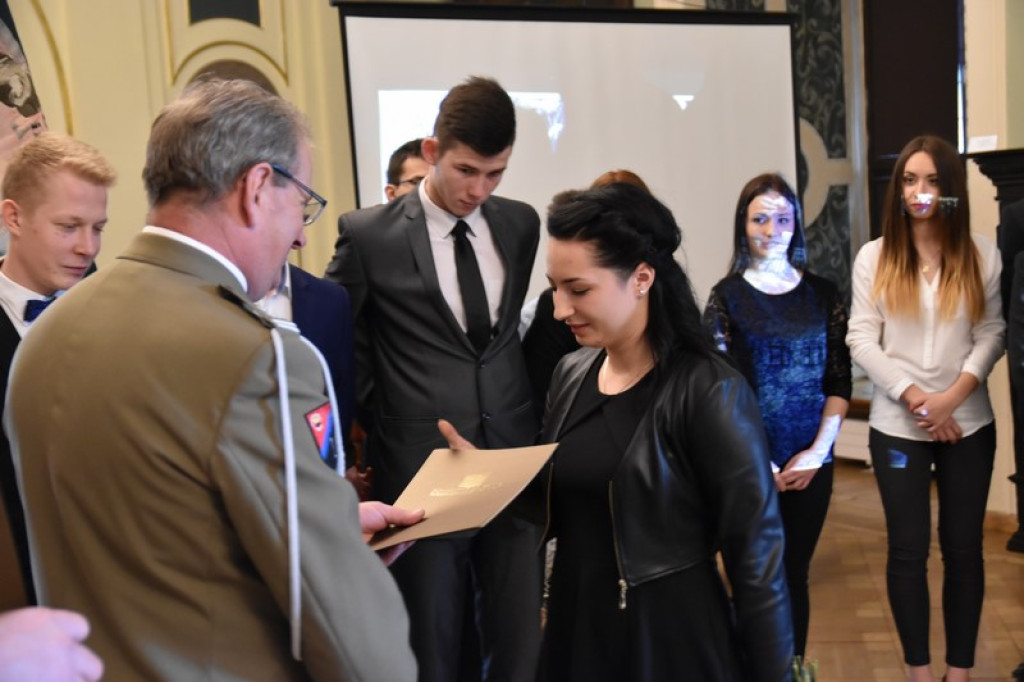 Maturzyści II LO w Brzegu odebrali świadectwa i wyróżnienia  [galeria zdjęć]