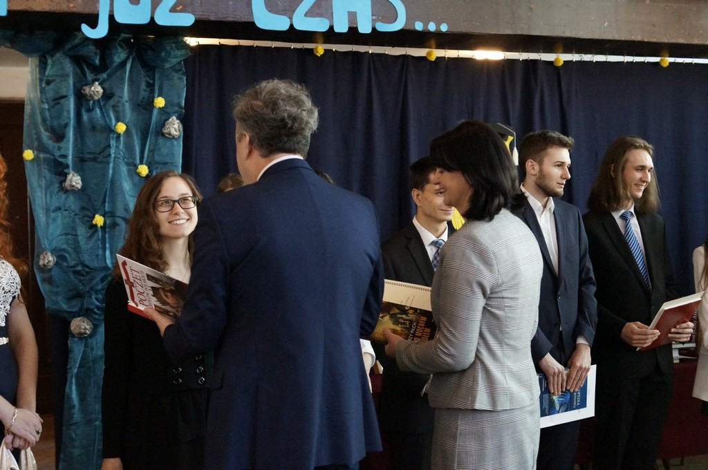 Szczęśliwej drogi już czas. Pożegnanie maturzystów w I LO w Brzegu