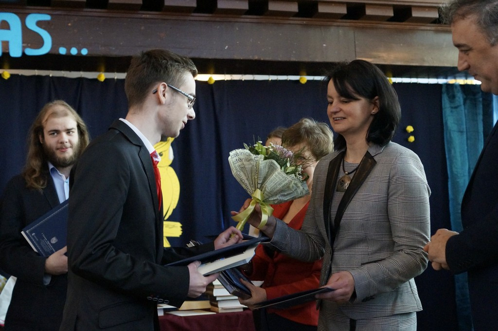 Szczęśliwej drogi już czas. Pożegnanie maturzystów w I LO w Brzegu