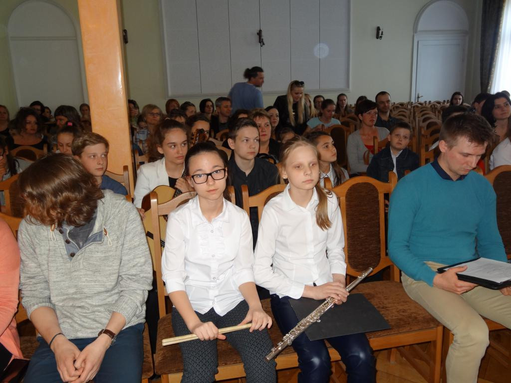 Burmistrz Jerzy Wrębiak przekazał szkole muzycznej sto koszulek