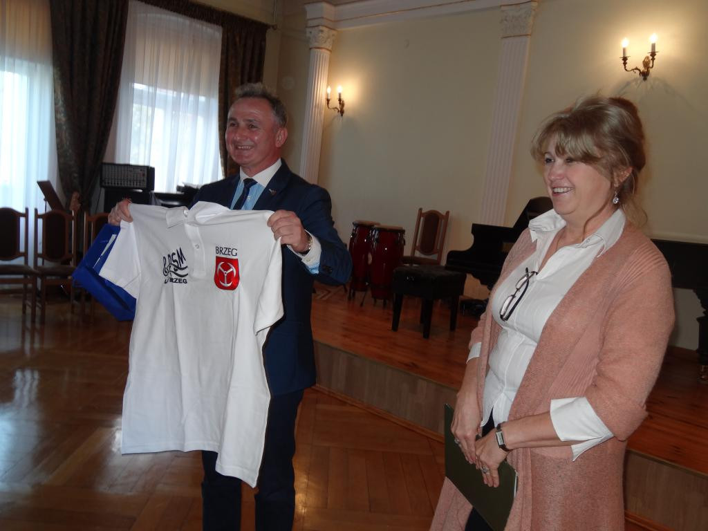 Burmistrz Jerzy Wrębiak przekazał szkole muzycznej sto koszulek