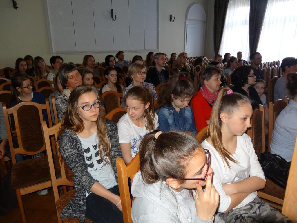 Burmistrz Jerzy Wrębiak przekazał szkole muzycznej sto koszulek