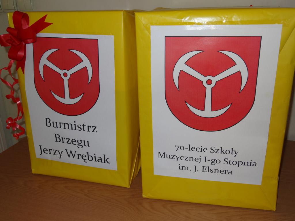 Burmistrz Jerzy Wrębiak przekazał szkole muzycznej sto koszulek