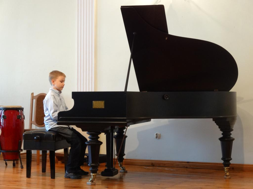 Burmistrz Jerzy Wrębiak przekazał szkole muzycznej sto koszulek