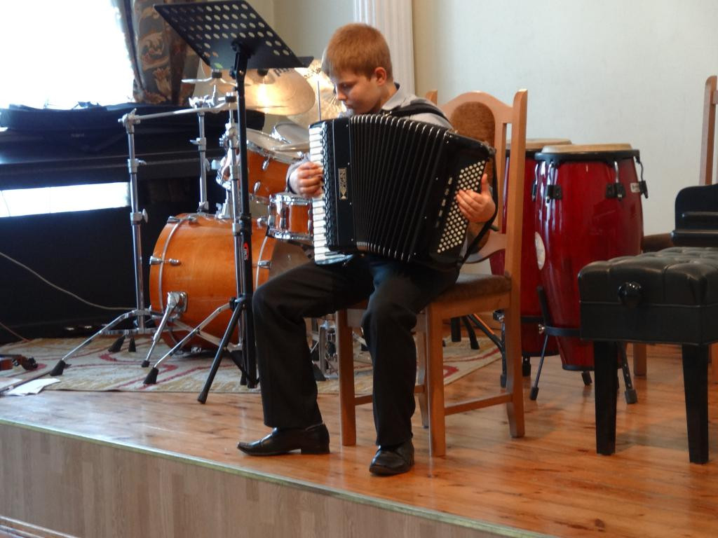 Burmistrz Jerzy Wrębiak przekazał szkole muzycznej sto koszulek