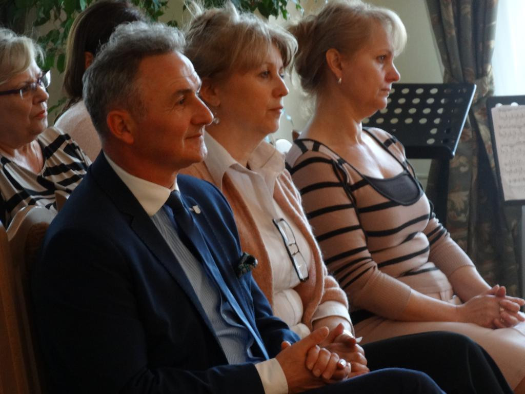 Burmistrz Jerzy Wrębiak przekazał szkole muzycznej sto koszulek