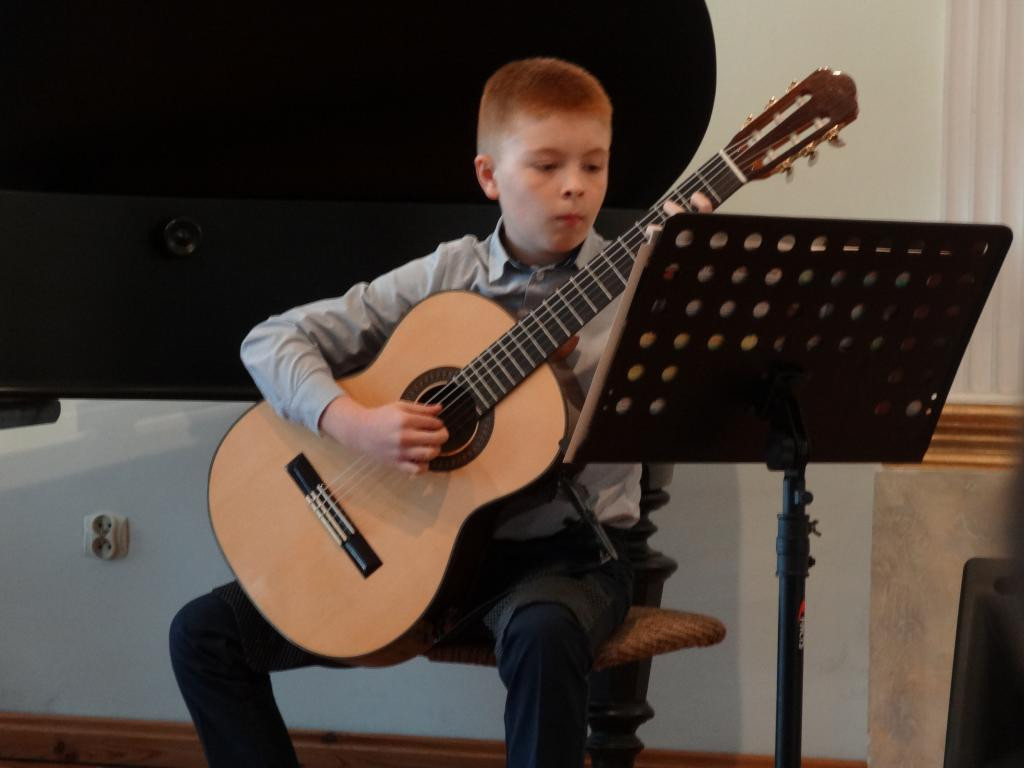 Burmistrz Jerzy Wrębiak przekazał szkole muzycznej sto koszulek