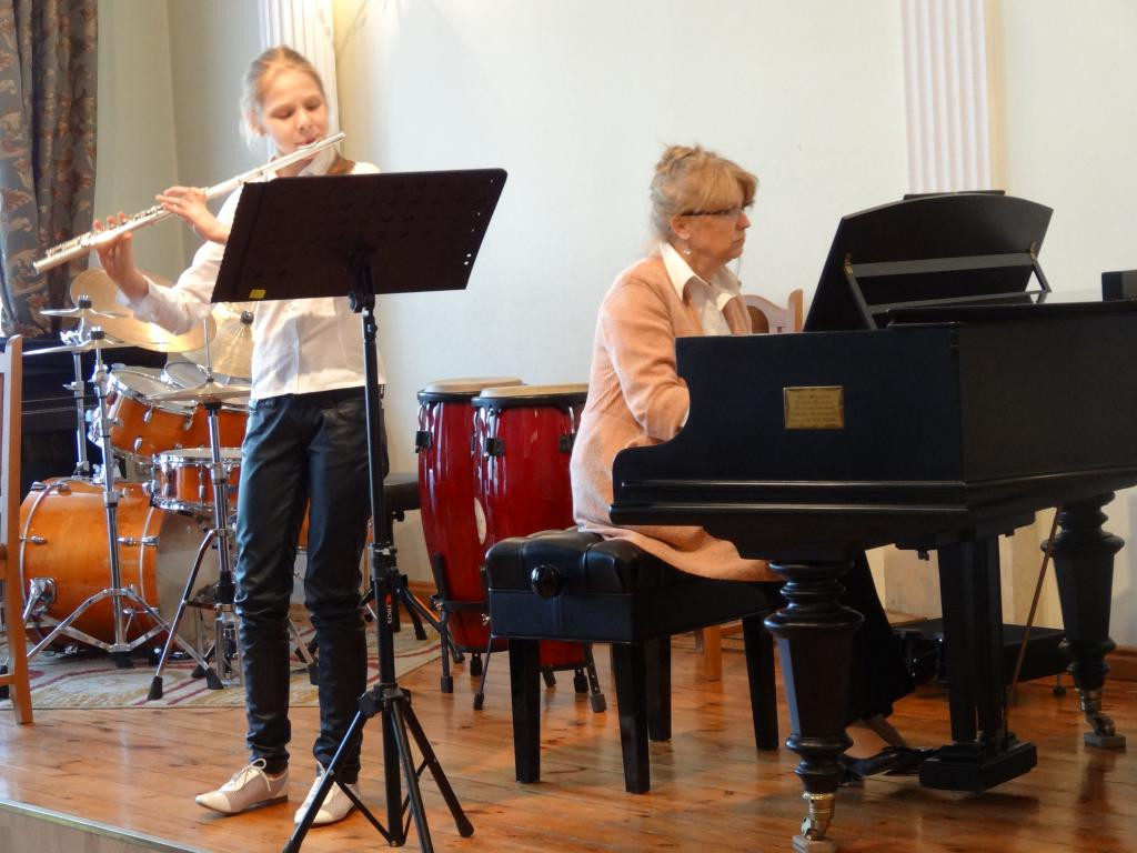 Burmistrz Jerzy Wrębiak przekazał szkole muzycznej sto koszulek