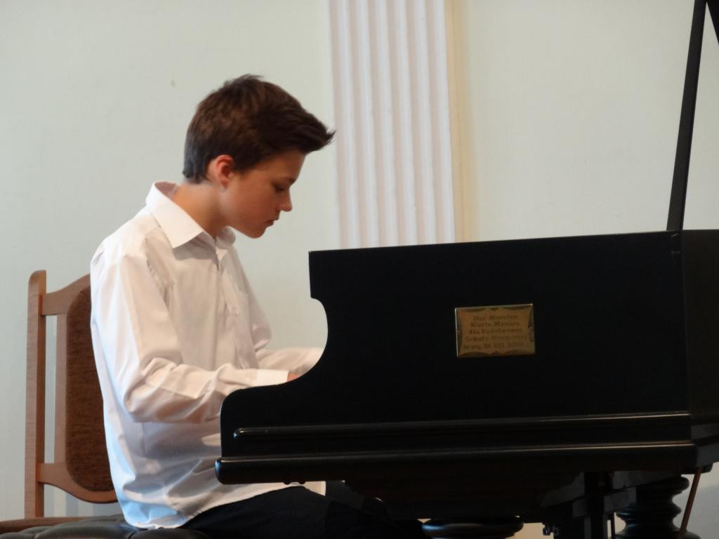 Burmistrz Jerzy Wrębiak przekazał szkole muzycznej sto koszulek