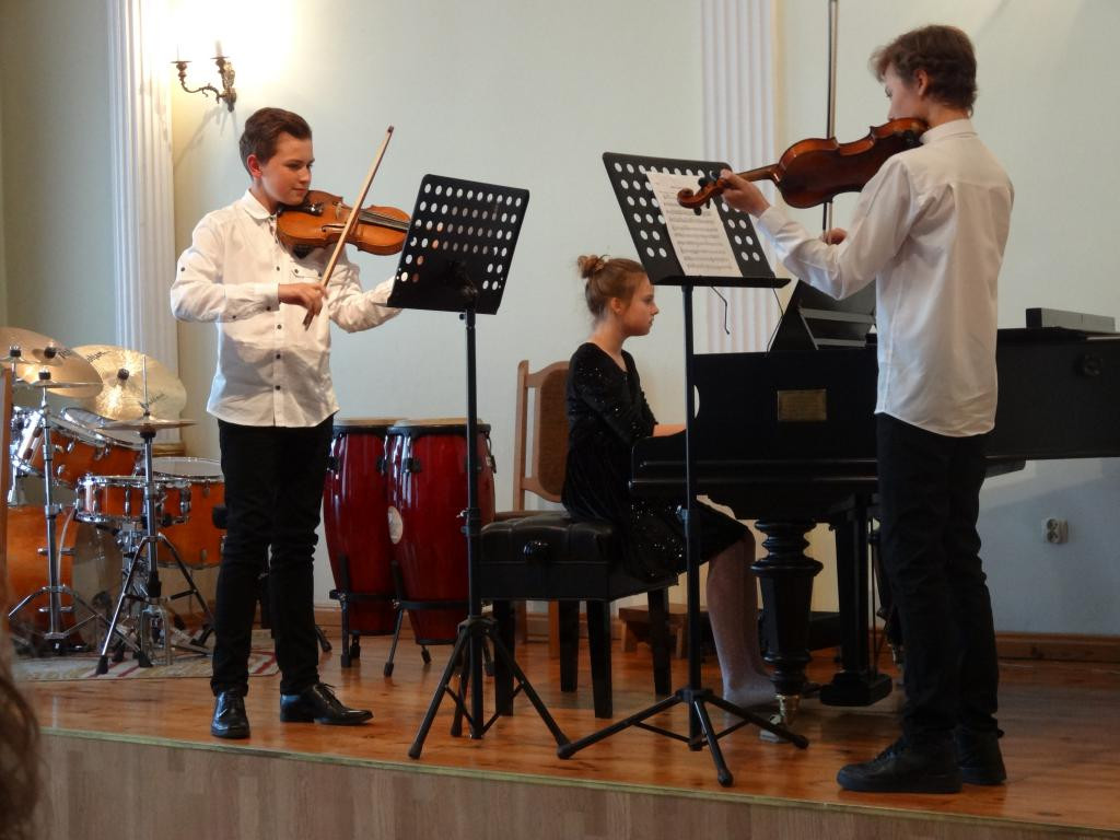 Burmistrz Jerzy Wrębiak przekazał szkole muzycznej sto koszulek