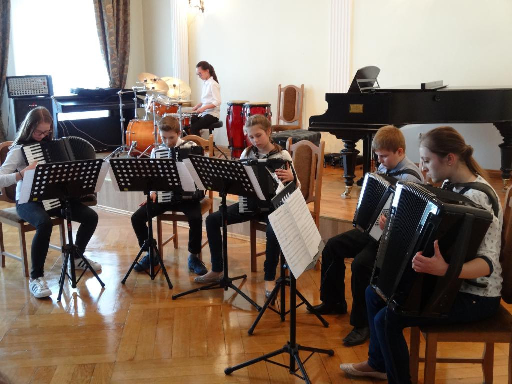 Burmistrz Jerzy Wrębiak przekazał szkole muzycznej sto koszulek