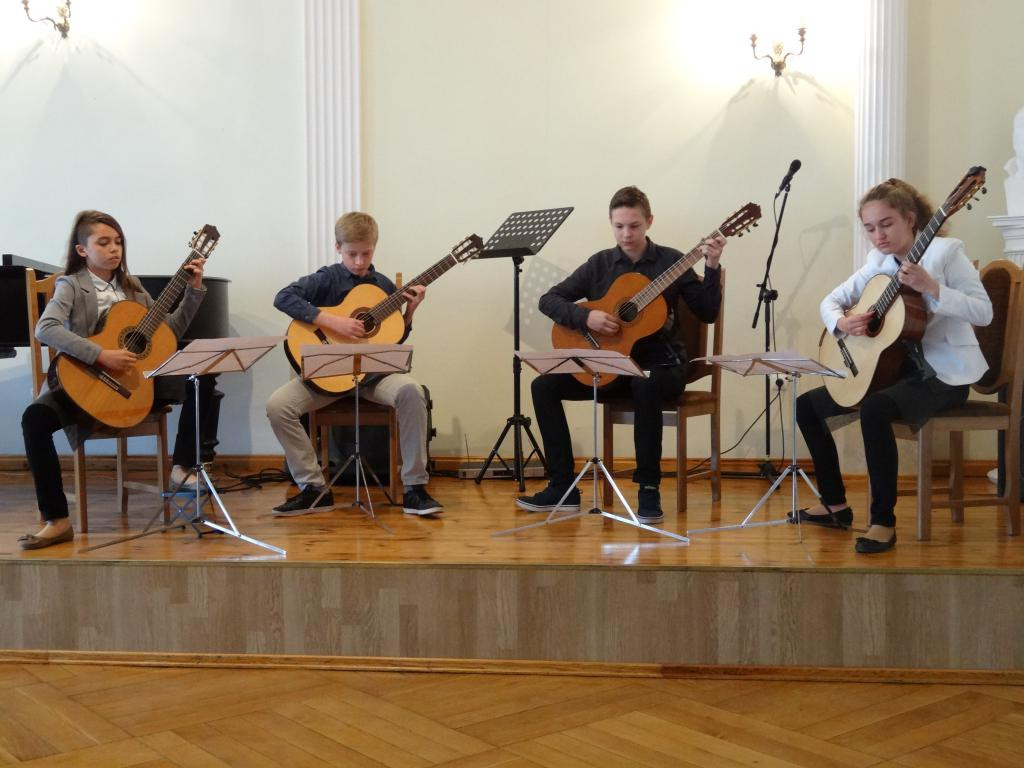 Burmistrz Jerzy Wrębiak przekazał szkole muzycznej sto koszulek