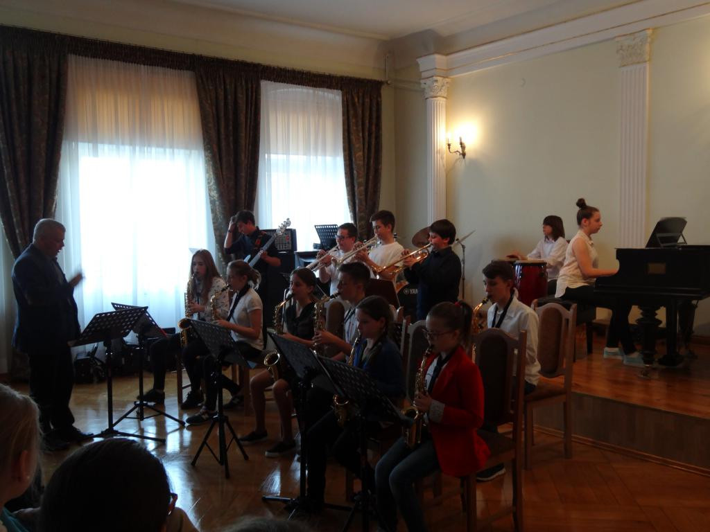 Burmistrz Jerzy Wrębiak przekazał szkole muzycznej sto koszulek