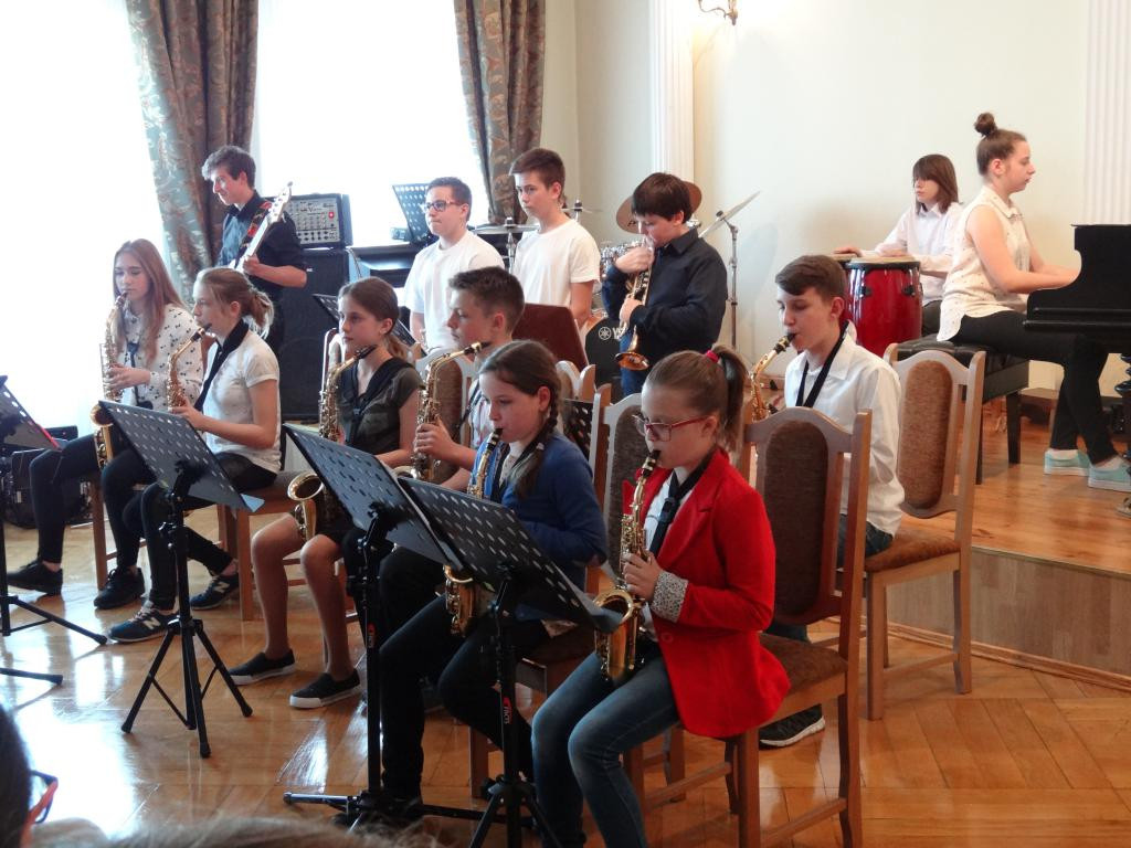 Burmistrz Jerzy Wrębiak przekazał szkole muzycznej sto koszulek