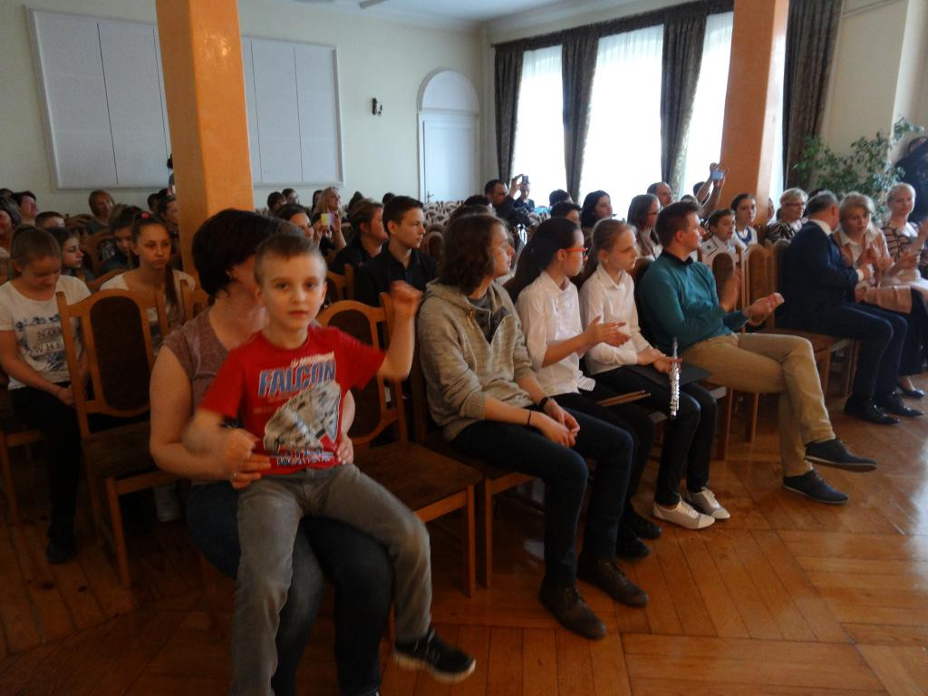 Burmistrz Jerzy Wrębiak przekazał szkole muzycznej sto koszulek