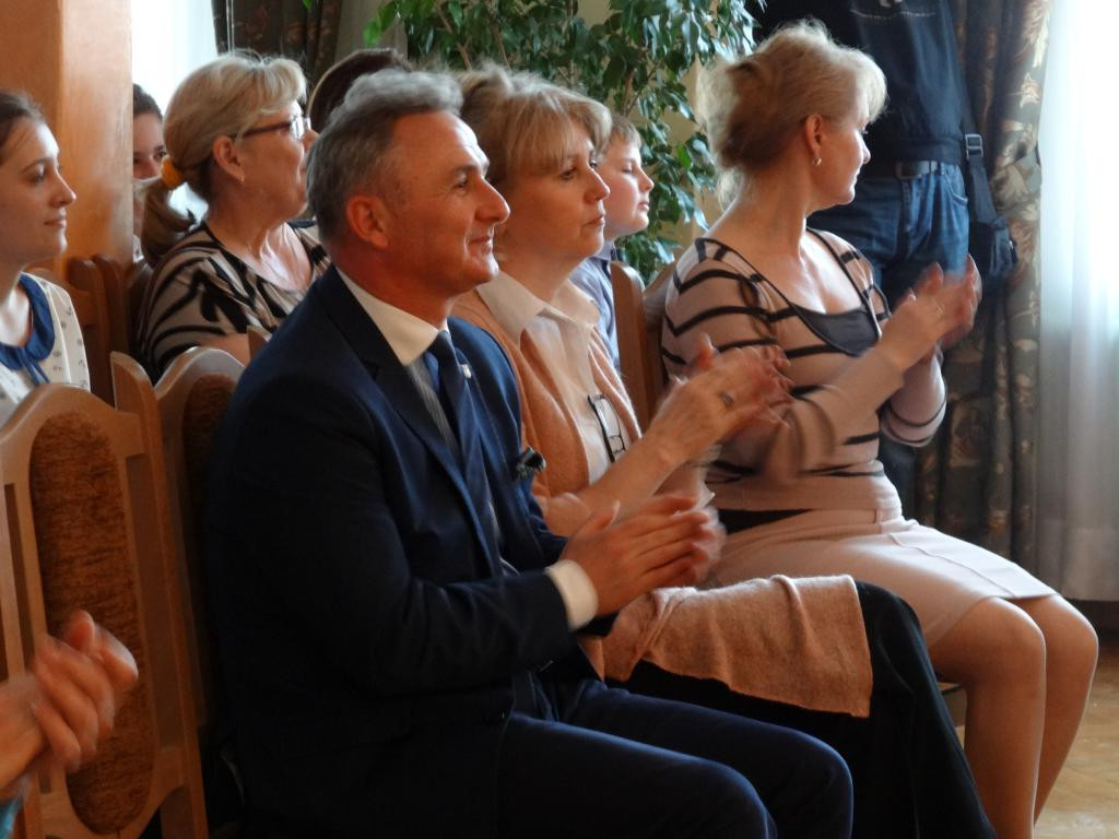 Burmistrz Jerzy Wrębiak przekazał szkole muzycznej sto koszulek