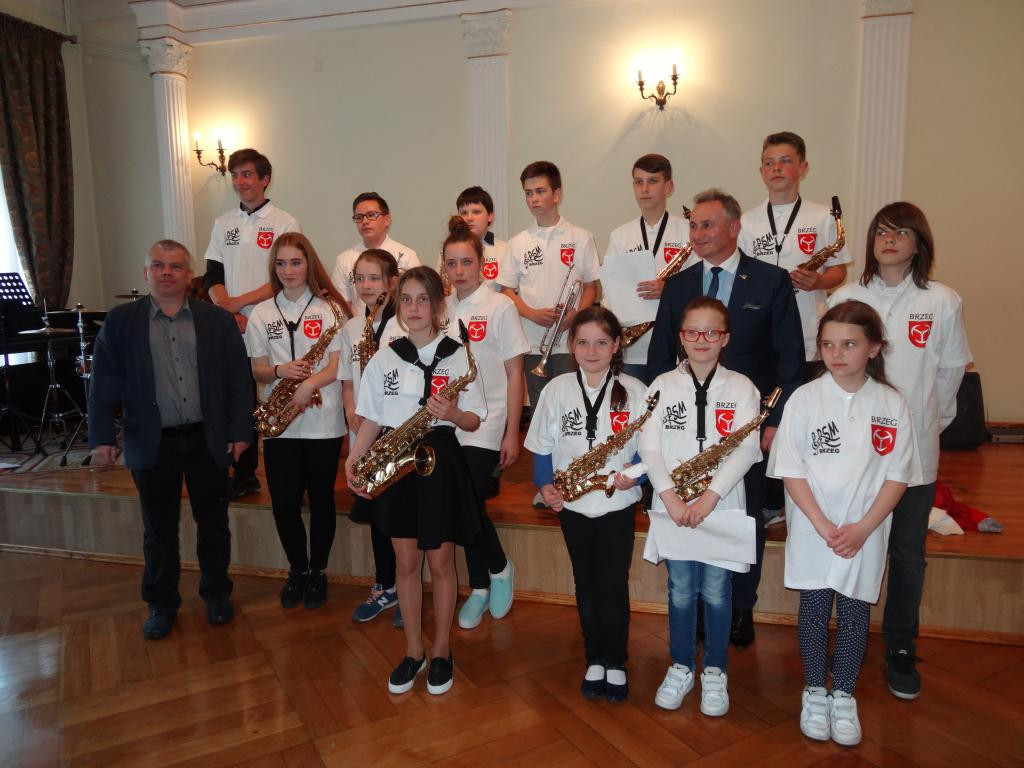 Burmistrz Jerzy Wrębiak przekazał szkole muzycznej sto koszulek