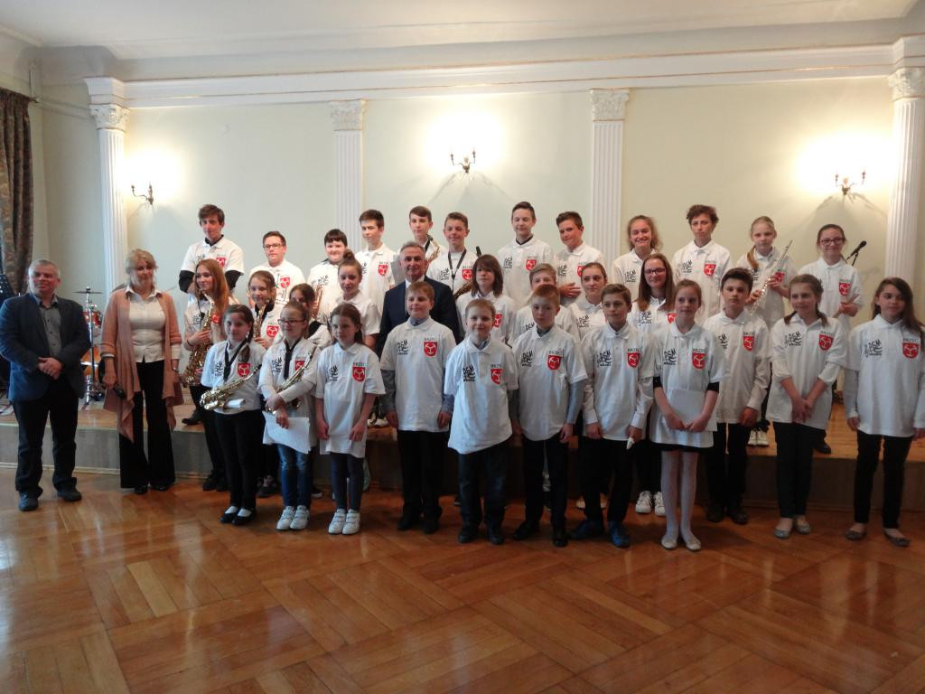 Burmistrz Jerzy Wrębiak przekazał szkole muzycznej sto koszulek