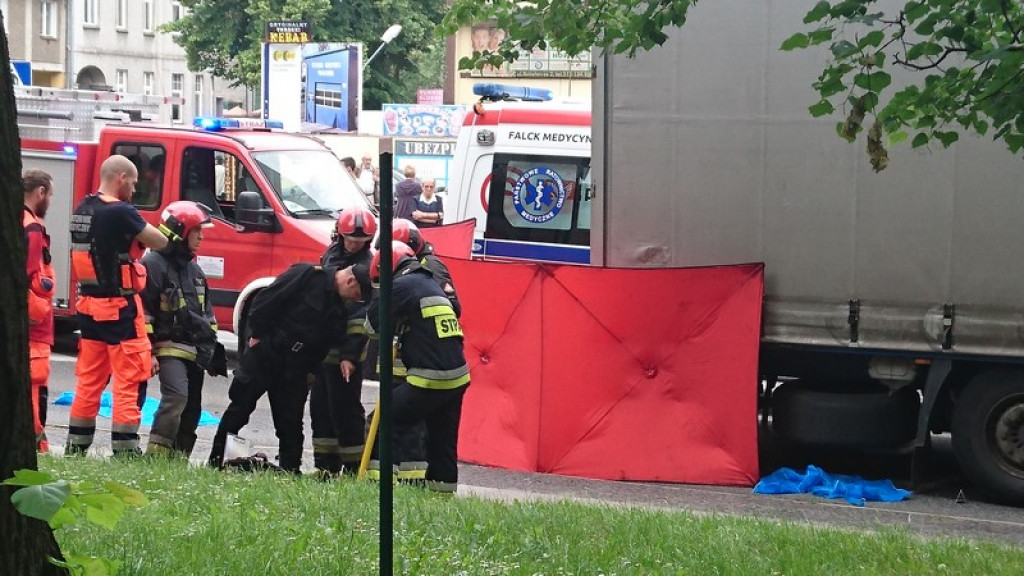 Śmiertelny wypadek w Brzegu. Kobieta zginęła pod kołami TIR-a