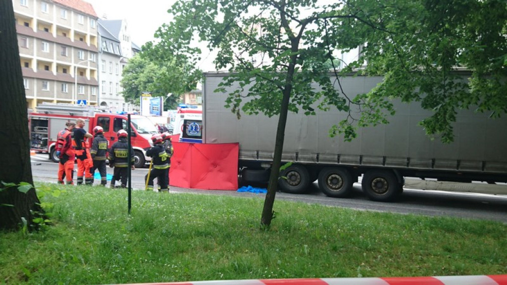 Śmiertelny wypadek w Brzegu. Kobieta zginęła pod kołami TIR-a
