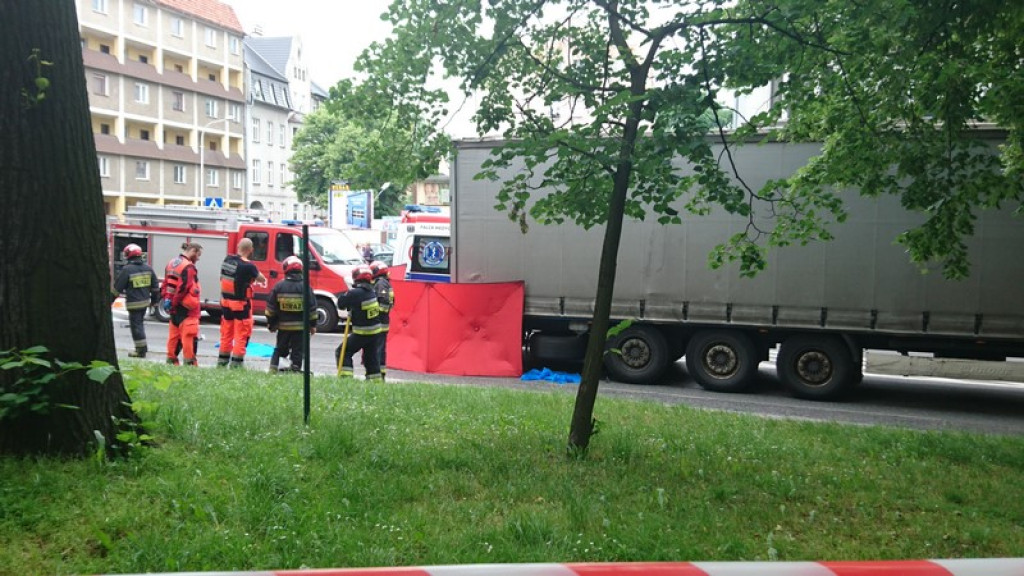 Śmiertelny wypadek w Brzegu. Kobieta zginęła pod kołami TIR-a