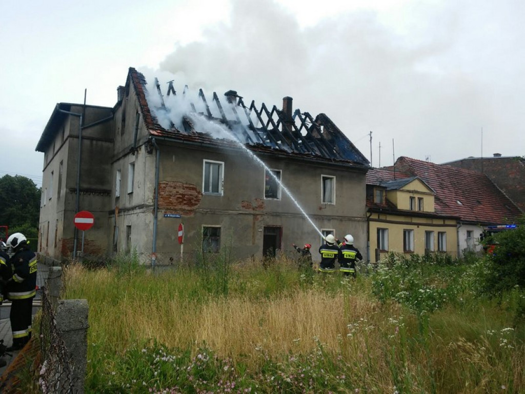 Pożar budynku w Lewinie Brzeskim. Strażacy ewakuowali dwie osoby [zdjęcia + wideo]