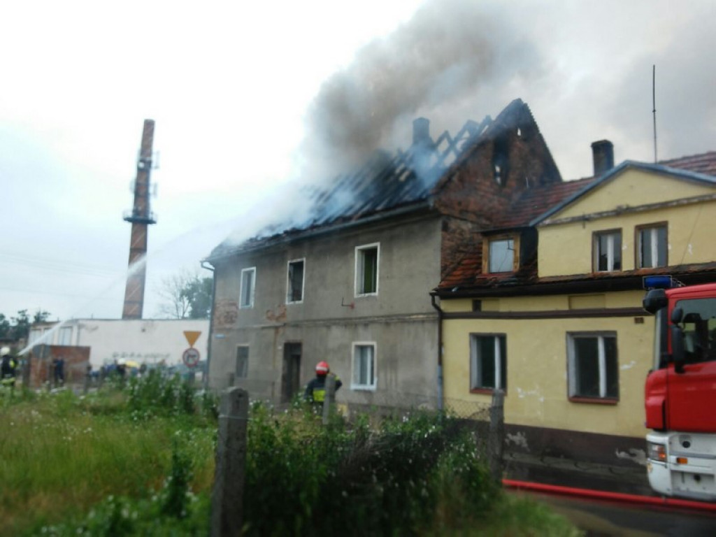 Pożar budynku w Lewinie Brzeskim. Strażacy ewakuowali dwie osoby [zdjęcia + wideo]