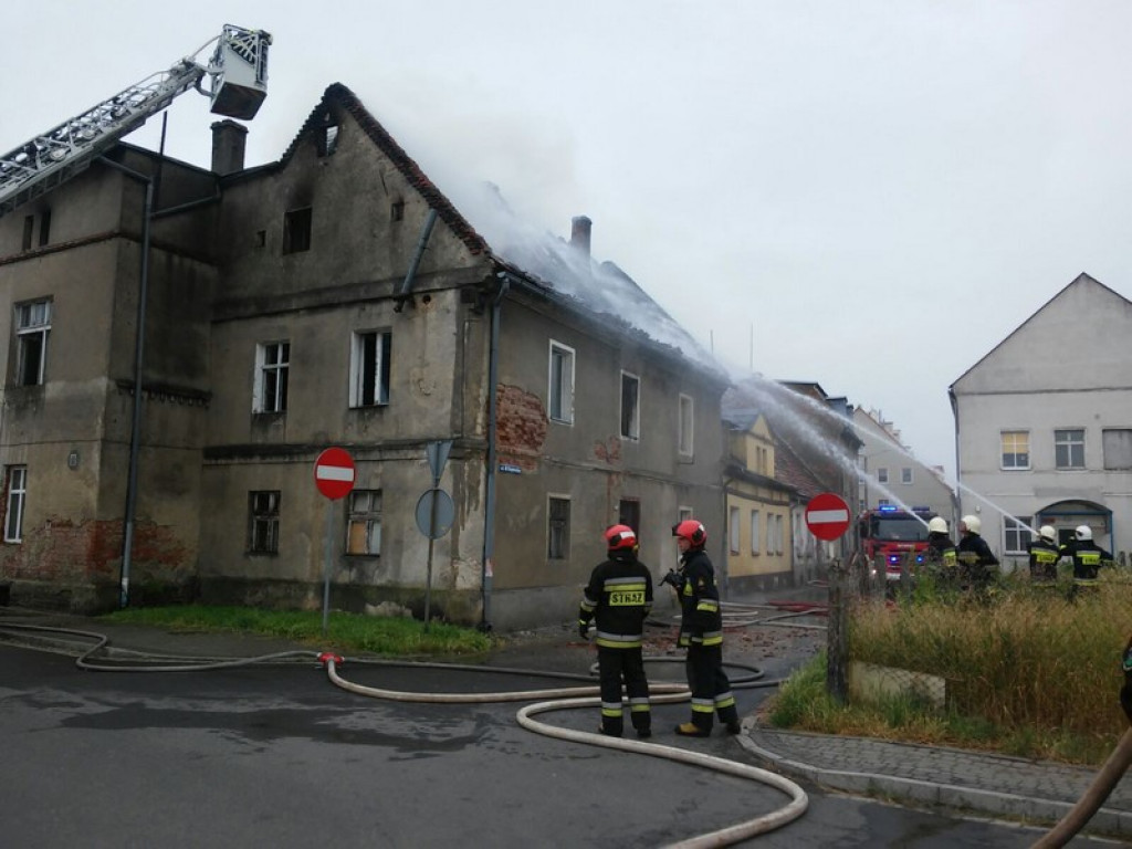 Pożar budynku w Lewinie Brzeskim. Strażacy ewakuowali dwie osoby [zdjęcia + wideo]