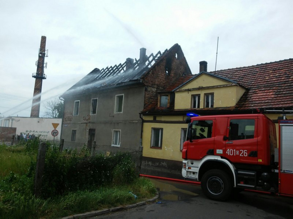 Pożar budynku w Lewinie Brzeskim. Strażacy ewakuowali dwie osoby [zdjęcia + wideo]