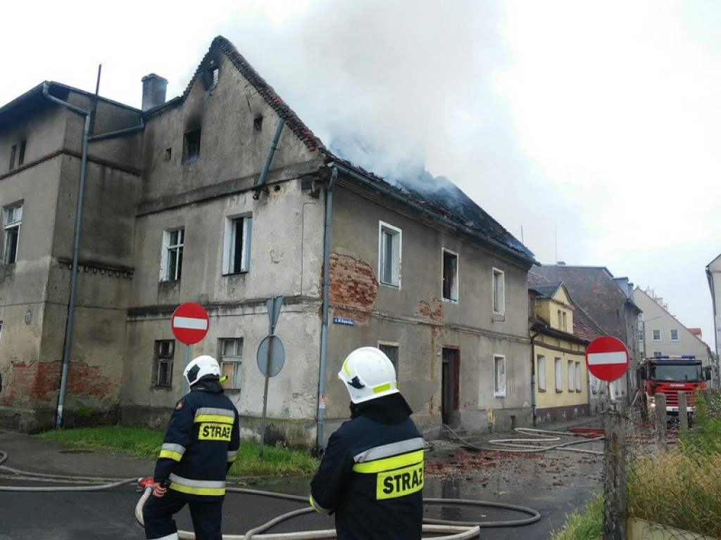 Pożar budynku w Lewinie Brzeskim. Strażacy ewakuowali dwie osoby [zdjęcia + wideo]