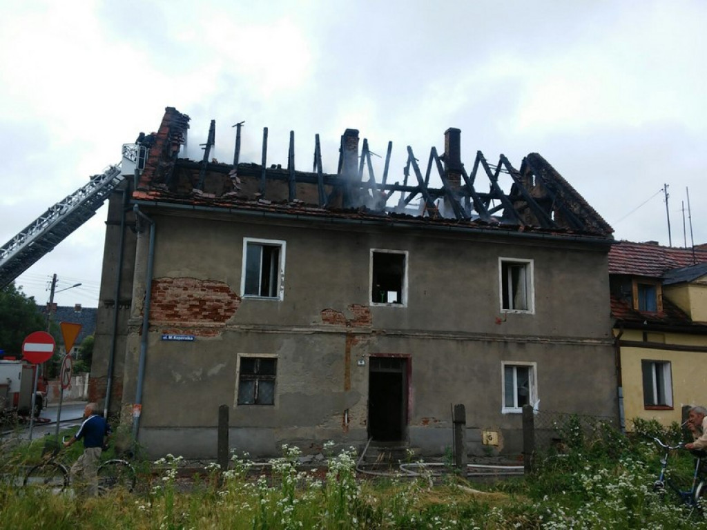 Pożar budynku w Lewinie Brzeskim. Strażacy ewakuowali dwie osoby [zdjęcia + wideo]