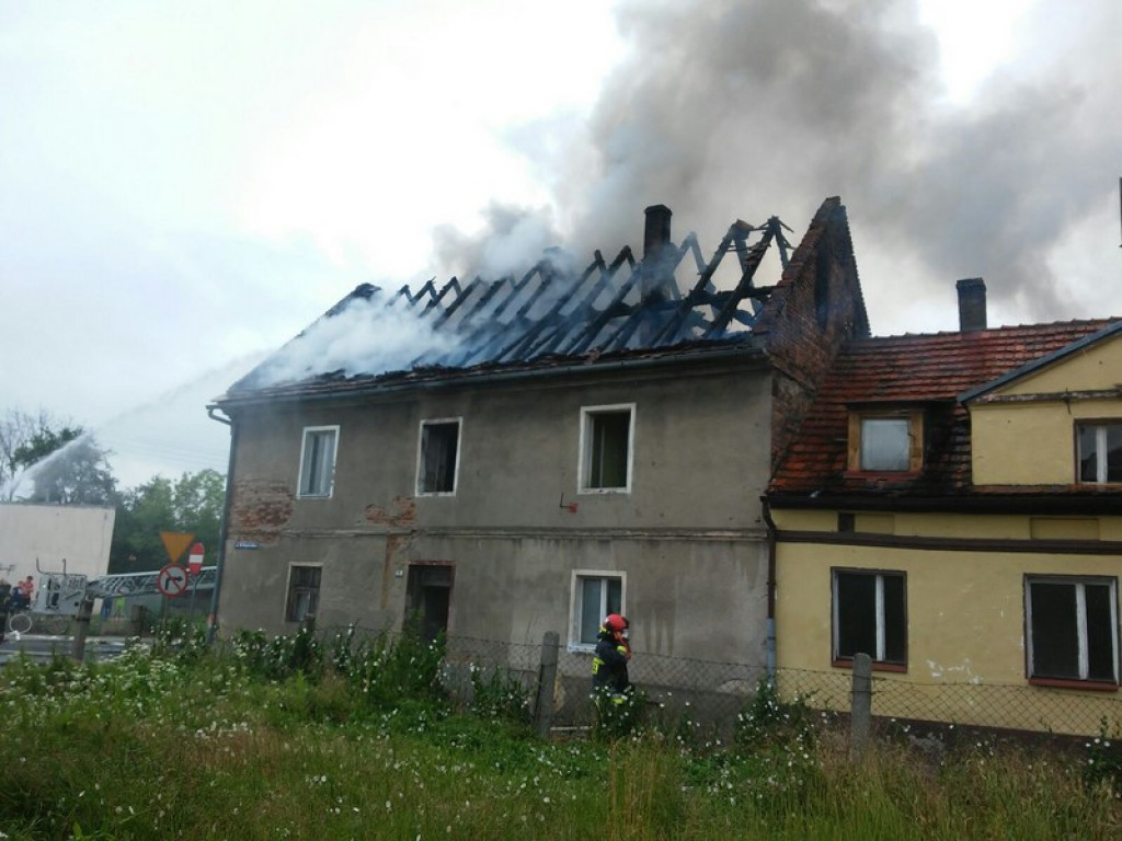 Pożar budynku w Lewinie Brzeskim. Strażacy ewakuowali dwie osoby [zdjęcia + wideo]