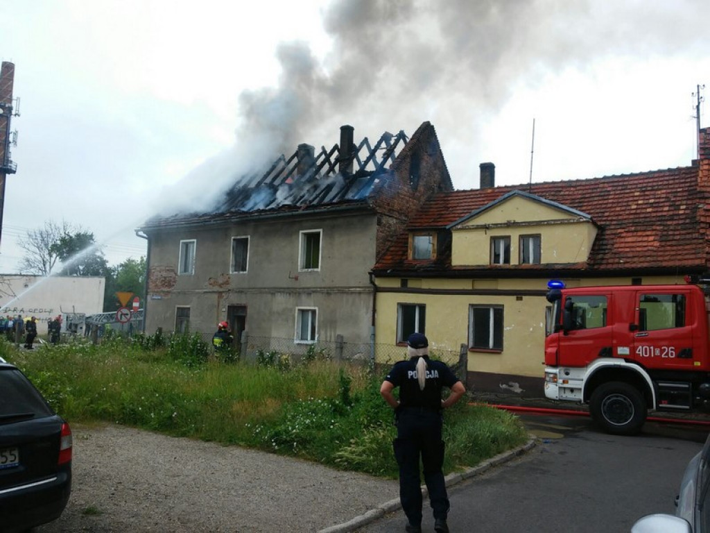 Pożar budynku w Lewinie Brzeskim. Strażacy ewakuowali dwie osoby [zdjęcia + wideo]