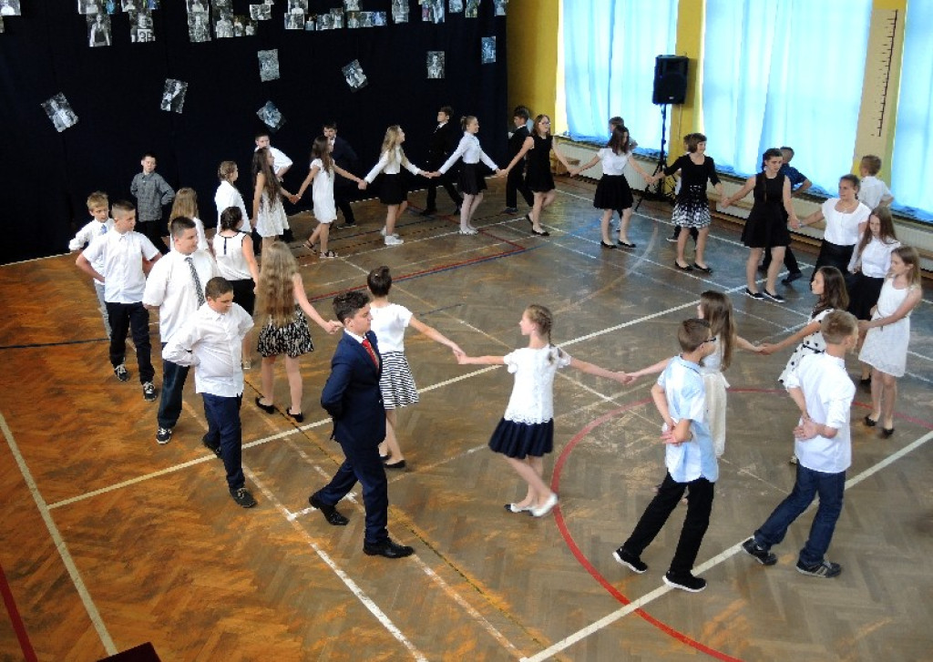 Uroczystość z muzycznymi gwiazdami  światowej sławy w PSP nr 8