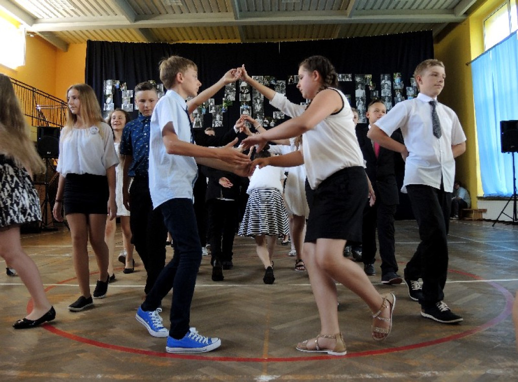 Uroczystość z muzycznymi gwiazdami  światowej sławy w PSP nr 8