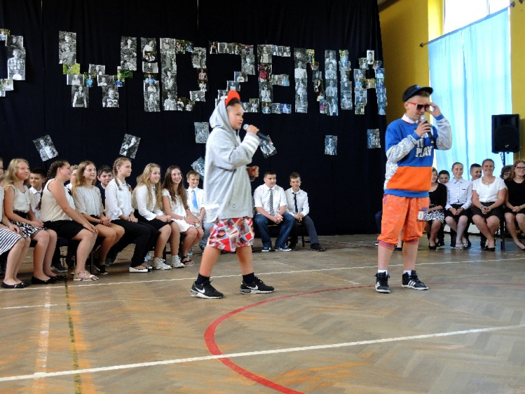 Uroczystość z muzycznymi gwiazdami  światowej sławy w PSP nr 8