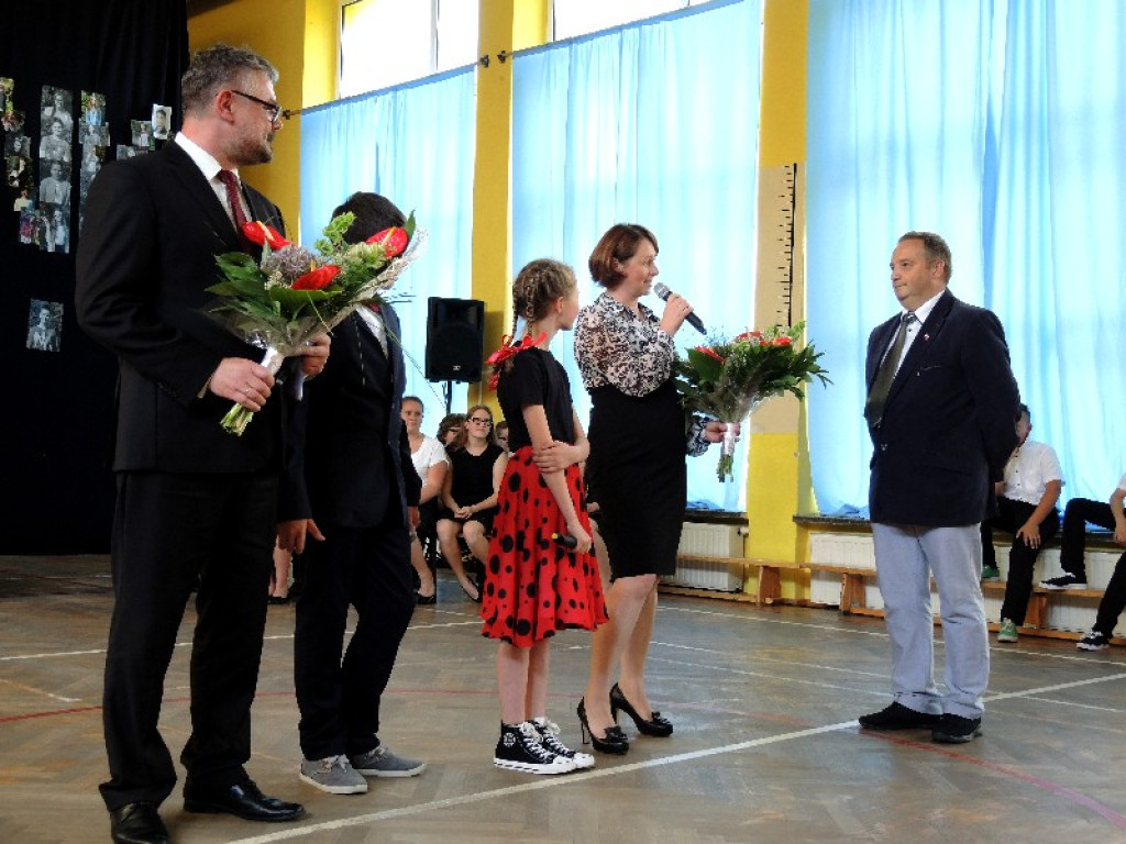 Uroczystość z muzycznymi gwiazdami  światowej sławy w PSP nr 8